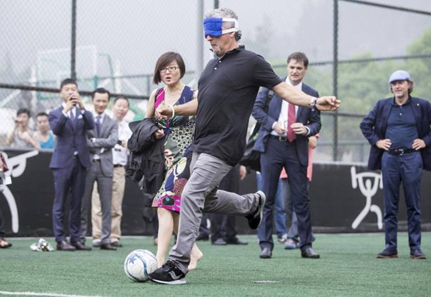 Roberto Baggio, 48 anni, ha fatto impazzire tifosi e giornalisti cinesi. Durante una visita ad Hangzou, da non confondere con Guangzhou dove si trova Fabio Cannavaro, il divin codino ha partecipato a una sessione di allenamento con una squadra di giocatori non vedenti. Reuters